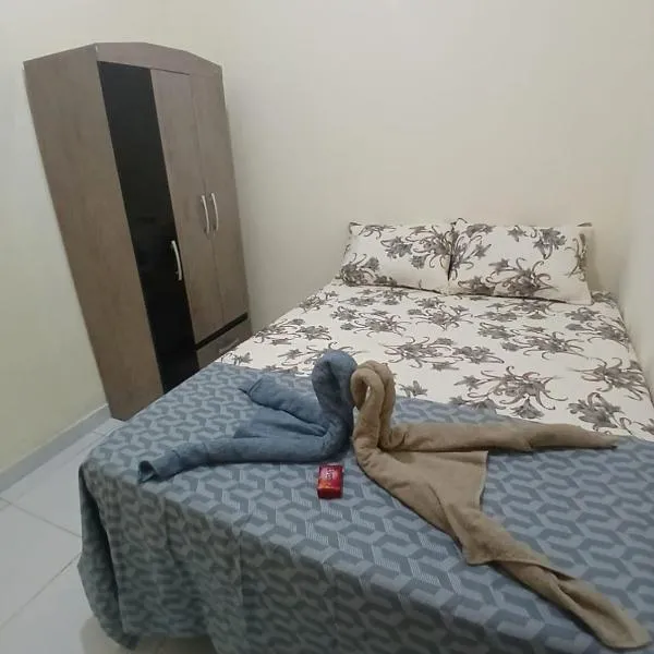 Casa com ótima localização sendo 2 quartos , ar condicionado em 1 quarto, garagem para carro hatch pequeno, hotel in Petrolina