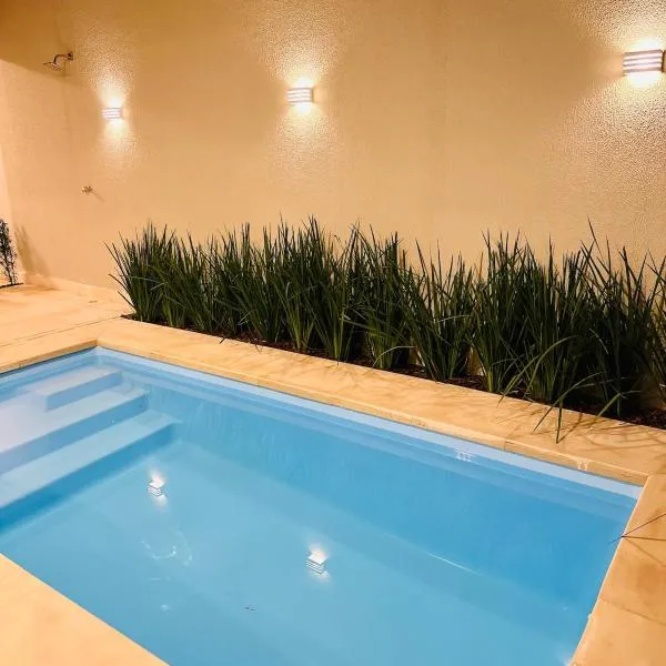 Lindo sobrado central com piscina aquecida, hotel en Cascavel