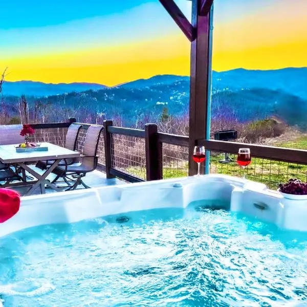 Modern Luxury-6 Bed 5 Bath CABIN AMAZING LOCATION & PRIVACY! -4 Miles to Gatlinburg-7 to Dollywood-Hot Tub-Fireplace-King Suits-Theater-Grill-Free Parking for 10 Vehicles-Fire pit-Fully Stocked Kitchen-"Smoky View Cabin", hotel a Sevierville