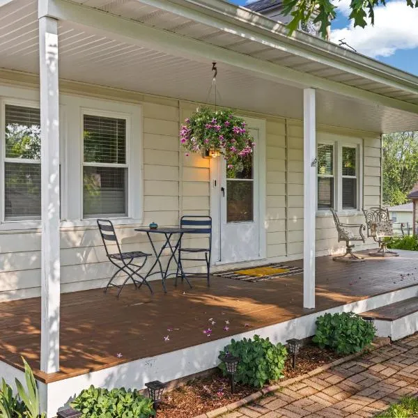 The Gilded Cottage Entire Home: Rockford şehrinde bir otel