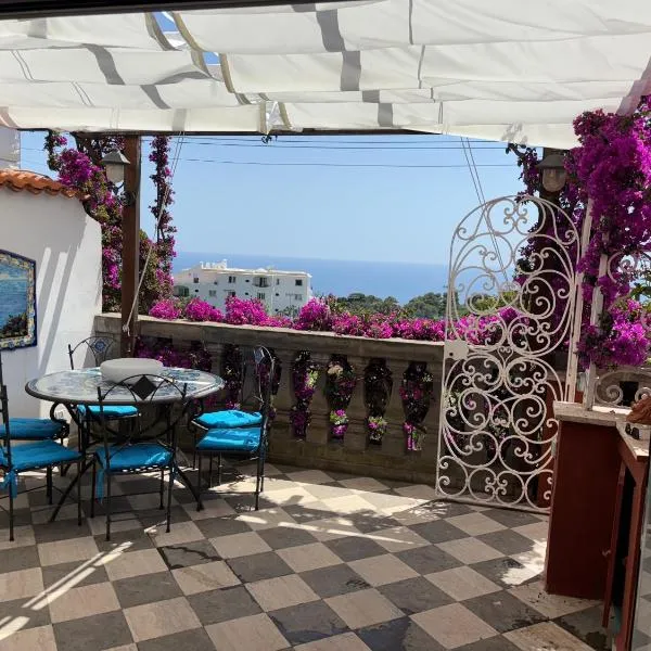 LUXURY HOUSE "VILLA POMPEIANA" Via CAMERELLE CON TERRAZZA VISTA MARE, hotel em Capri