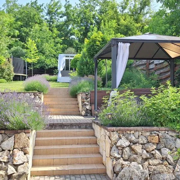 Paradise Apartmanház, hotel in Eger