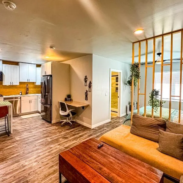 Private-Suite, Kitchen, Laundry, Rainfall Shower, 4kTV, hotel a El Centro