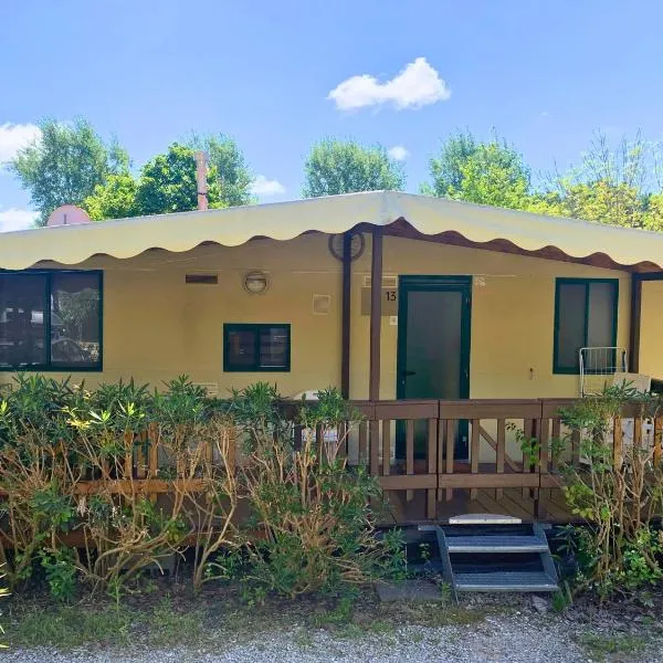Comfortabele familie chalets met veranda incl airco dichtbij zee!, hotel v destinaci Viareggio