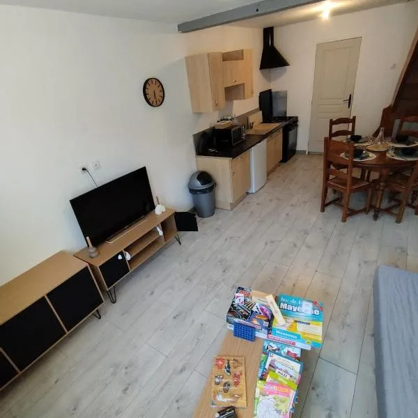 Jolie maison centre Ernée, hotel v destinaci Ernée