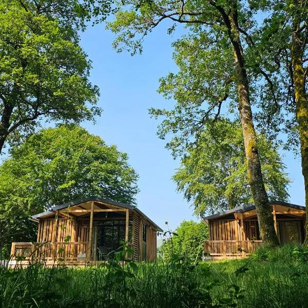 Camping Onlycamp Les Monts du Cantal, khách sạn ở Le Claux