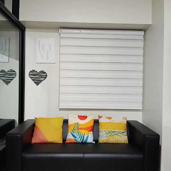 2 BEDROOM CONDO close to SM Tungko BULACAN ideal for Family Queen bed on Bedroom 1 accessible to Bedroom 2 with sliding doors Free Wifi & Netflix to watch in a comfy sofa & twin bed Access to SWIMMING POOL entry is very affordable and kids get for free, hotel v destinaci Tunkong Manga