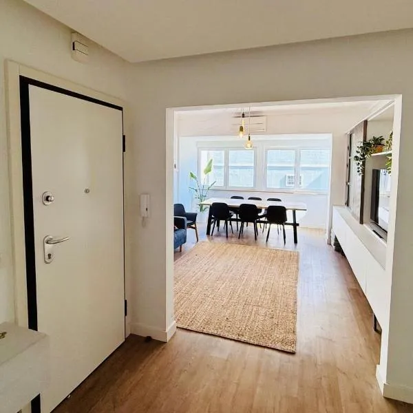 NEW 3 Bedroom Beachfront Apartment, hotel in Carcavelos