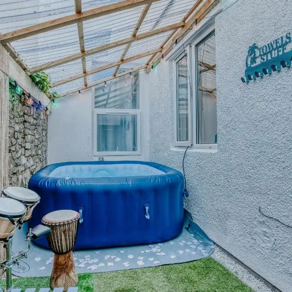 Open Mind Property - 4 Bedroom House with Hot Tub, hotelli Weston-super-Maressa