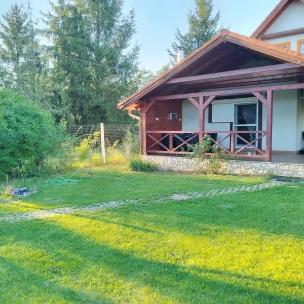 Holiday home with Jakuzzi and Sauna, hotel v destinaci Kisoroszi
