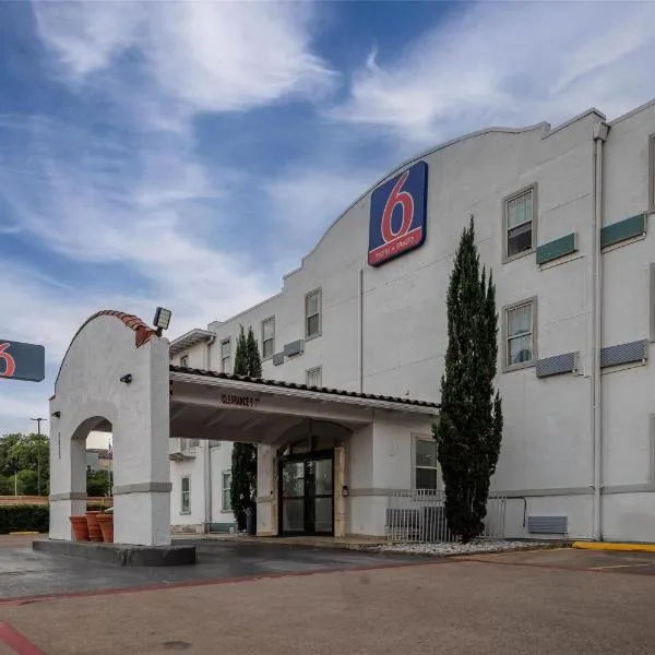 Motel 6 Dallas TX Downtown, hotel v destinaci Dallas