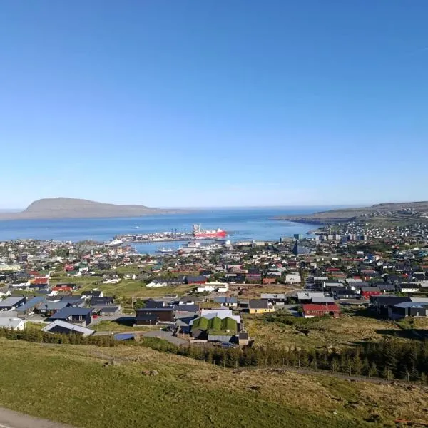 토르스하운에 위치한 호텔 Panoramalejlighed med fantastisk udsyn over havet og Torshavn
