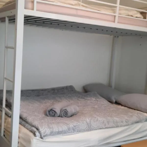 Private bedsit at Newcastle, hotel v destinaci Galway