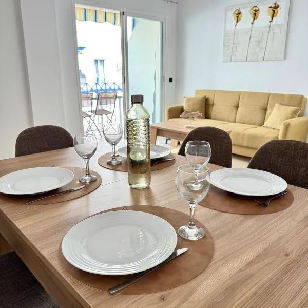 Modern Apt by Beach & Old Town with pool, hotel i Estepona