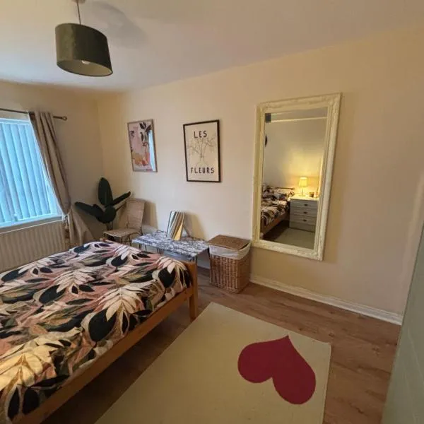 Warm and spacious 1 bed apartment, hotel in Letterkenny