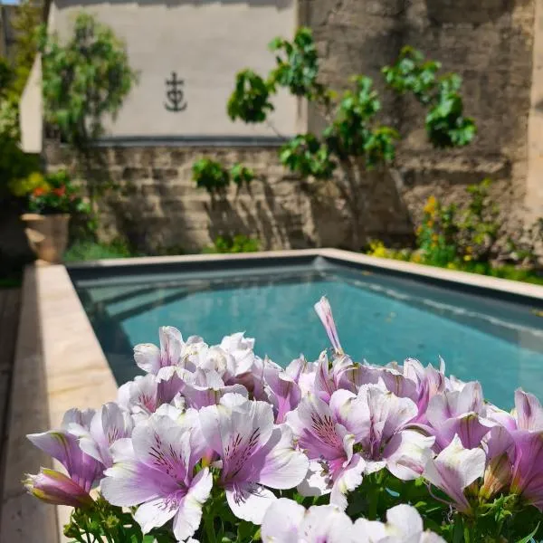 Chambre d'hôtes villa Adoya dans les remparts, piscine, ascenseur, hotell sihtkohas Aigues-Mortes