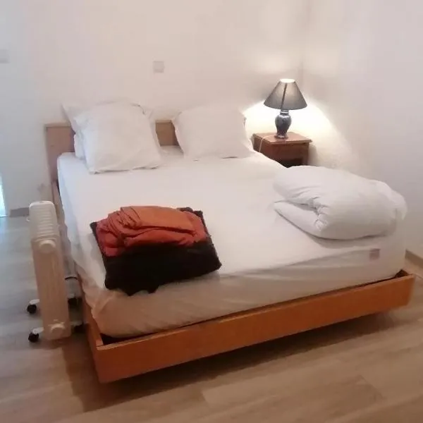 Chambre parquet flottant chez l'habitant – hotel w mieście Saint-Corneille