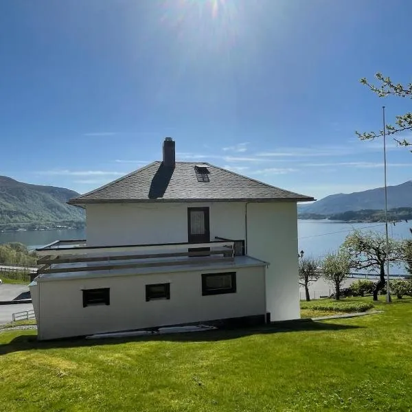 Retro hus med fin beliggenhet, hotel in Haddal