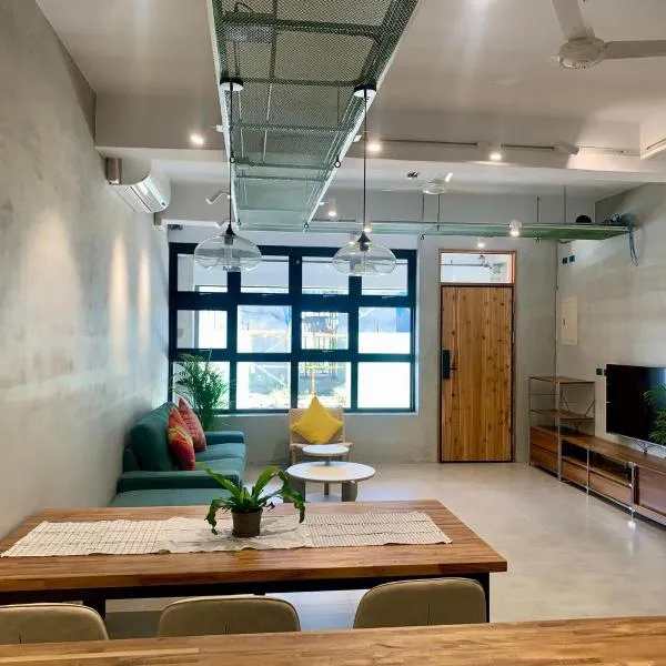 The Moment Hostel Dulan, hotel en Donghe