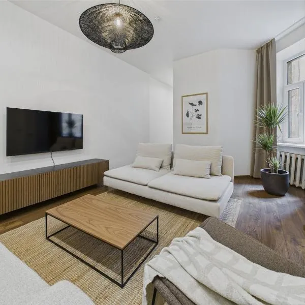 Raw and Refined 2BR Old Town Apartment, hotel in Rīga