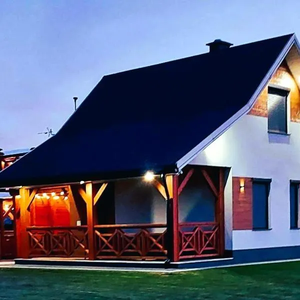 Domek NIVA z Jacuzzi i Widokiem na Zalew, hotel di Nawóz