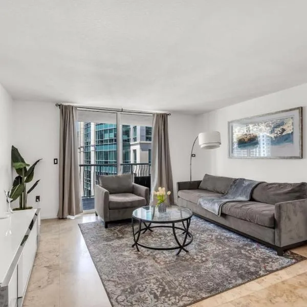 Stylish 1BR Brickell Retreat | Walk to Everything, hotel in Miami