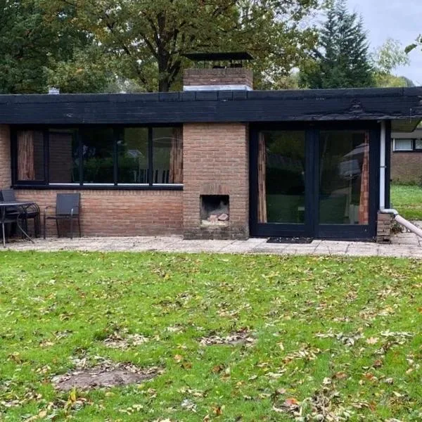 Bungalow in Sonnevijver - Hoge kempen, hotel in Lanaken