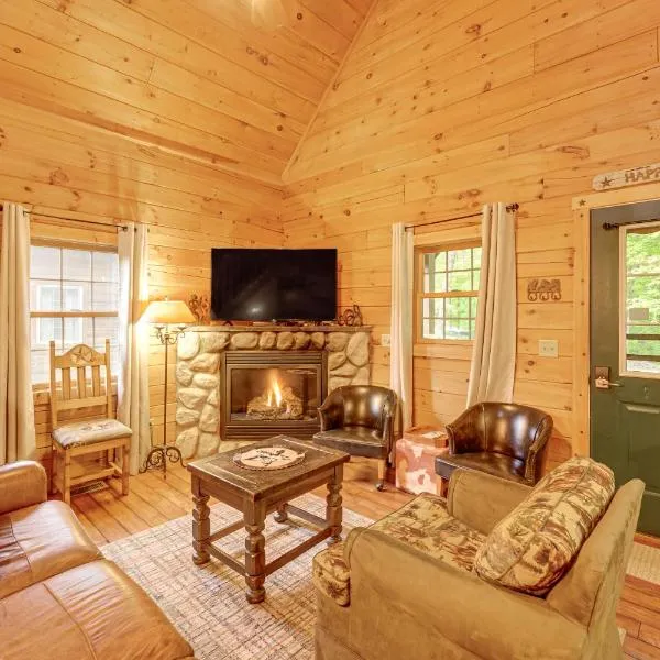 Fire Pit and Porch Warm and Woodsy Rothbury Escape!, hotell sihtkohas Rothbury