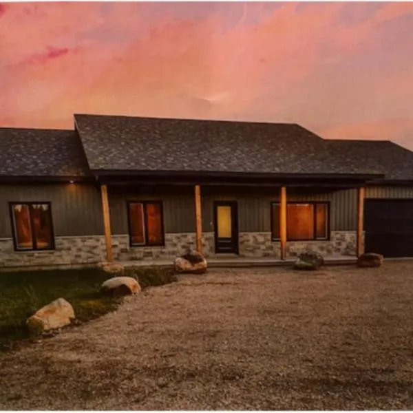 Simply Serenity - steps from Lake Huron, hotel in Miller Lake