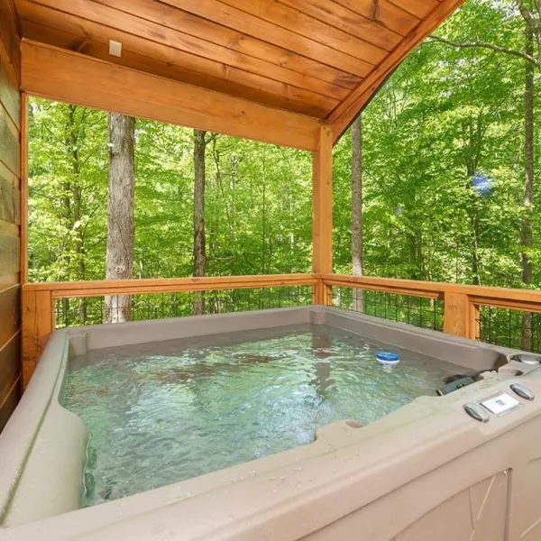 Romantic 1BR Cabin, Hot Tub, Easy Access & Wi-Fi, hotel a Sevierville