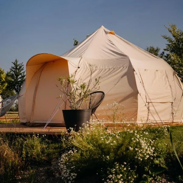 Glamping Wake Surf Náklo, hotel in Olomouc