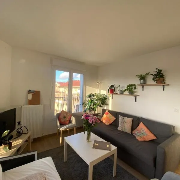 Cozy room available, hotel in Montreuil