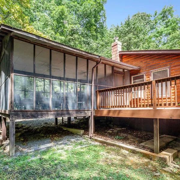 Private w Screened Porch, Deck & Dog-Friendly!, hotel u gradu Lurej