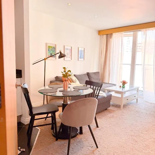 Family Stay London with Balcony in Battersea Power Station, hotel in London