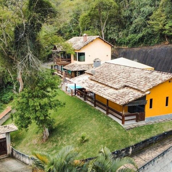 Toca do Dino - casa aconchegante com vista, lareira, piscina e área kids