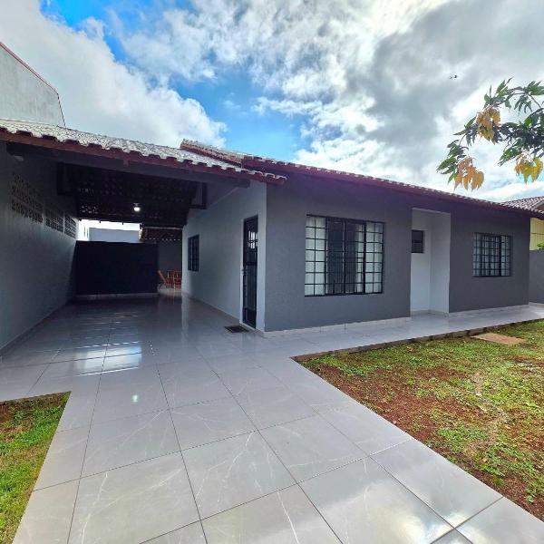 Casa ao lado da Av Das Cataratas com quintal