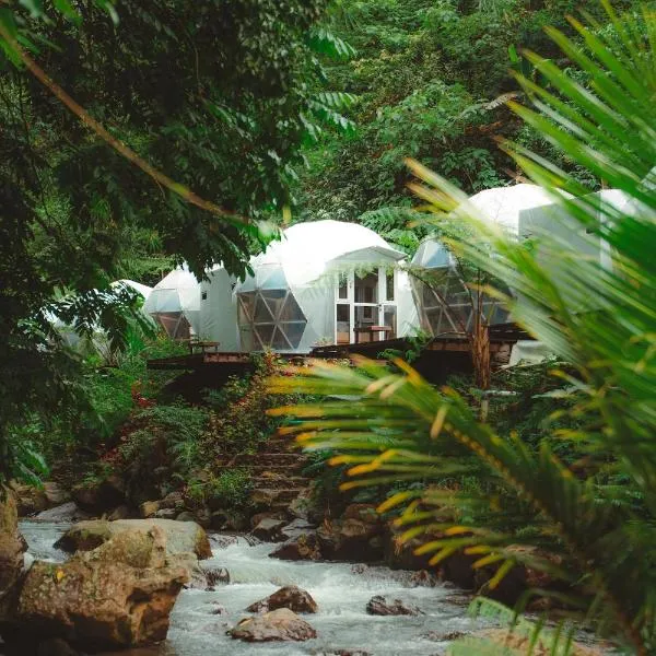 Glamping tent in Pelaga Eco Park, hotell sihtkohas Patjung