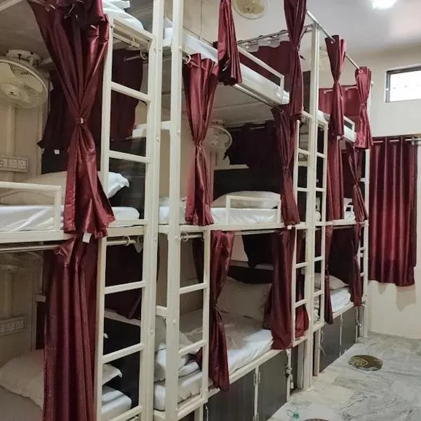 5 Star Yatri Vishram Dormitory & Rooms, hotel in Jabalpur