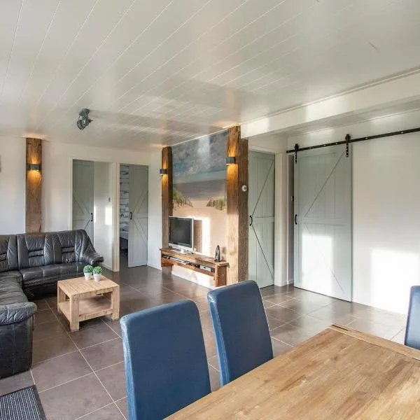 Bungalow near Dutch Coast with Private Garden, hotel en Callantsoog