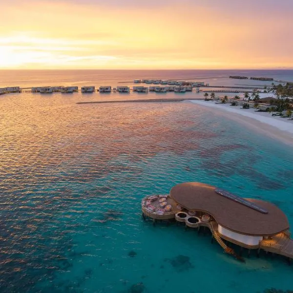 Centara Grand Lagoon Maldives, hotel in Nakatukufuri