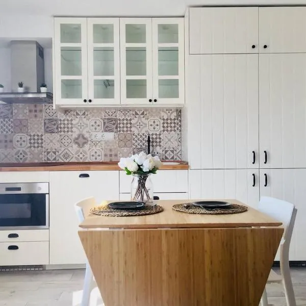 Stunning & Stylish Apartment In Cadaqués, hotel en Cadaqués