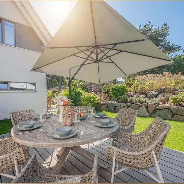 Störtebekers Reethus mit Sauna, Kamin und E-Ladesäule, hotell i Loddin