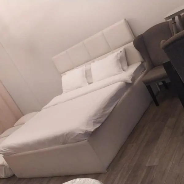 Private One bedroom and a Hall, hotel in Dubai