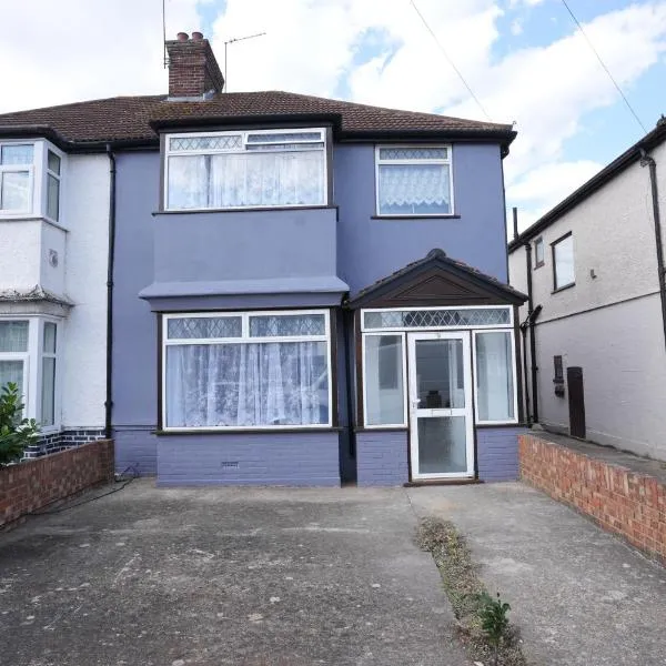 Westwick Gardens Retreat - 4 Bedroom House, hotel en Hounslow
