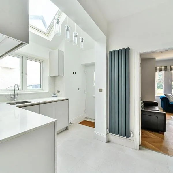 Modern 2 Bedroom Flat with Free Parking - 2 mins from Ascot Racecourse, Hotel in Ascot