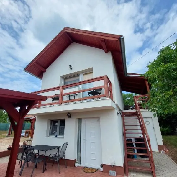 Laurus Vendéghàz, hotell i Lovas