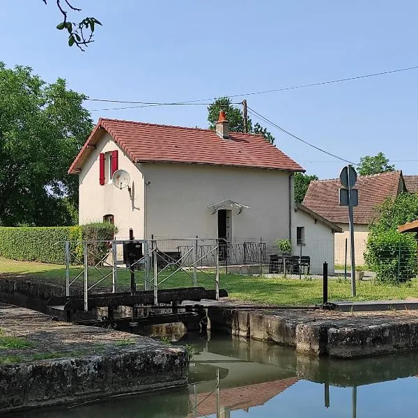 Authentique maison éclusière, hotel em Thénioux