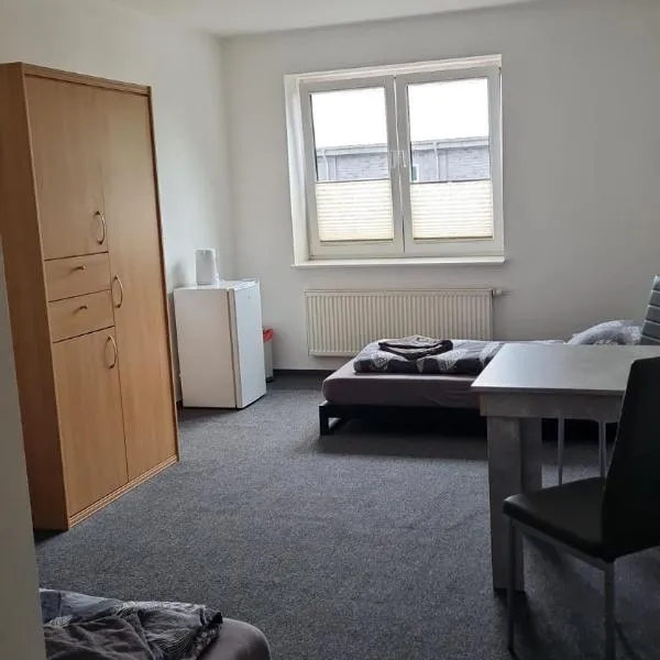 Zweibettzimmer mit eigenem Bad, hotel in Rostock