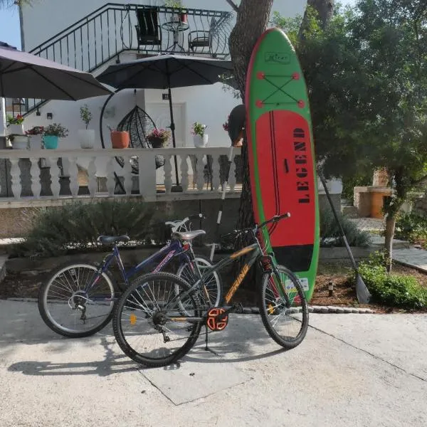 Two-room Apartment LIDIJA with terrace and parking, hotel v destinaci Okrug Donji