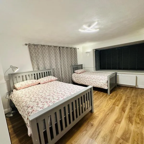 Ashsons Cosy Studio Apartment Free Parking For Car or Small Van Only, hotel in Milton Keynes